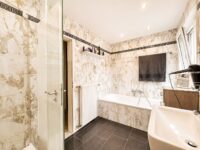 Tageslichtbad mit Dusche und Badewanne untere Wohnung