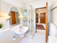 Badezimmer mit Dusche