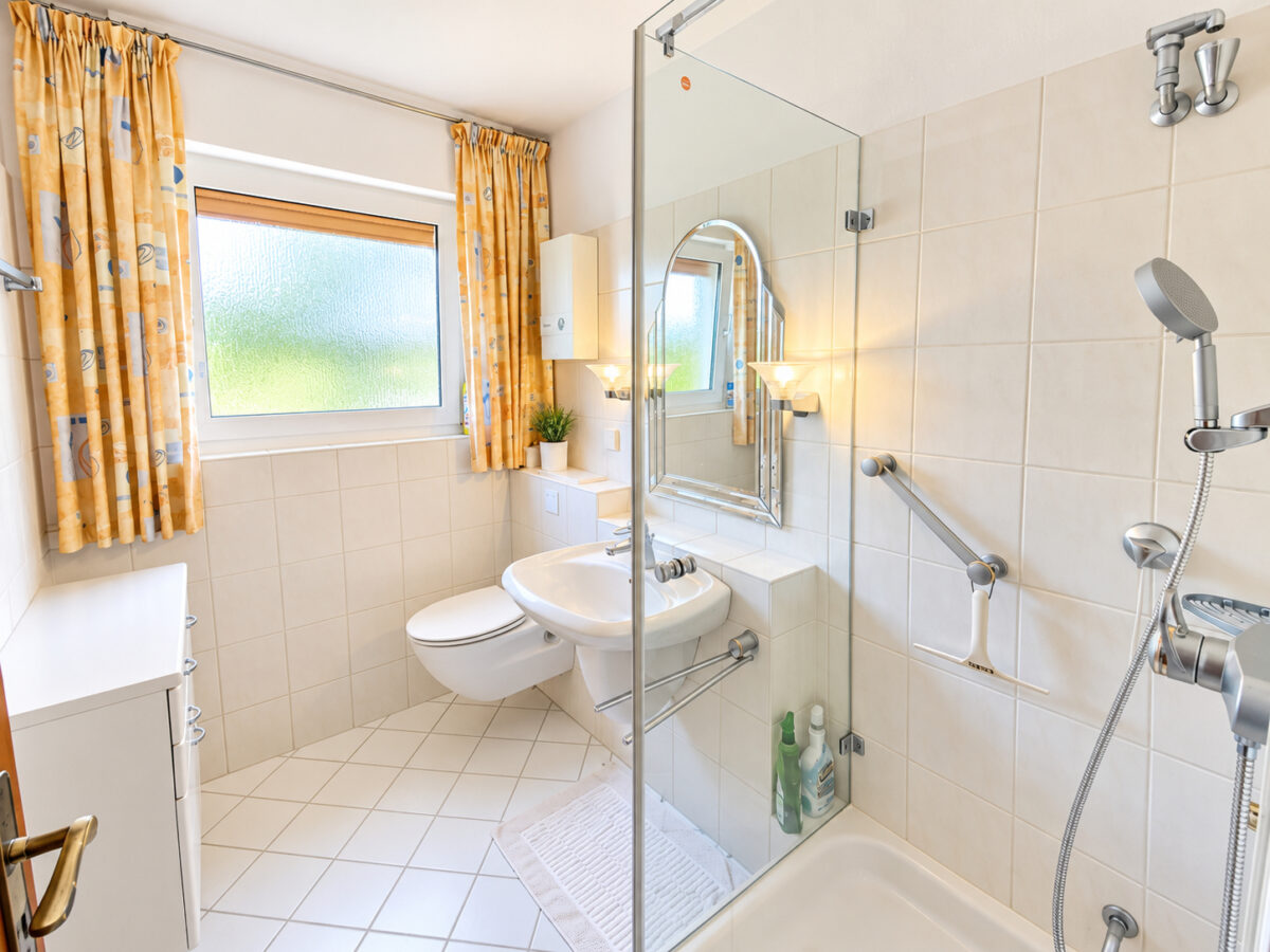 Badezimmer mit Dusche
