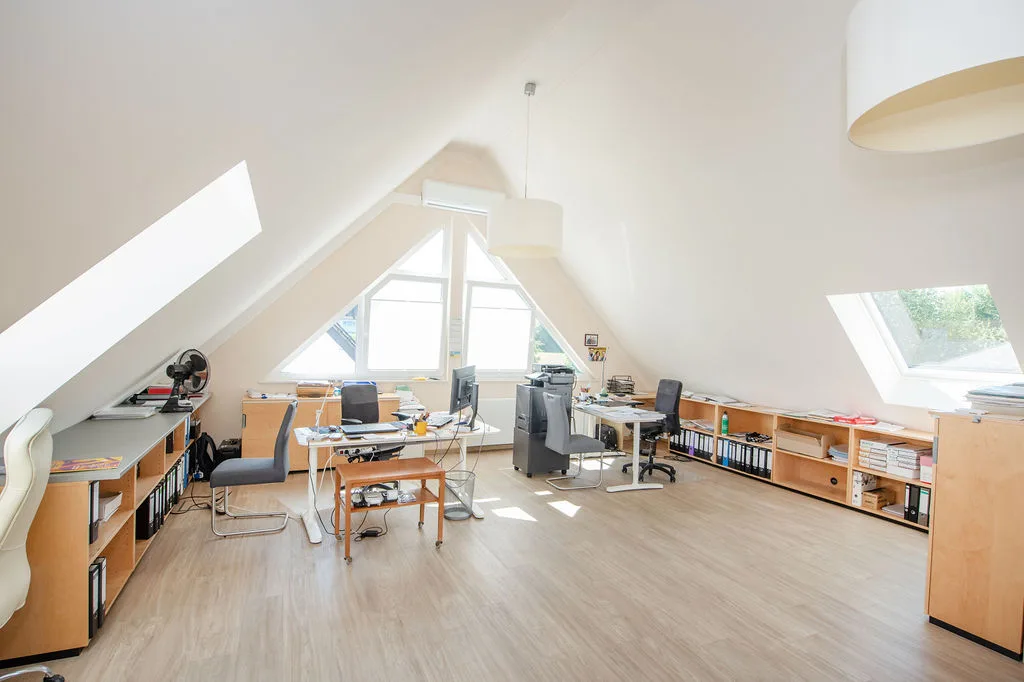 Derzeitiges Homeoffice im im Dachgeschoss (klimatisiert)