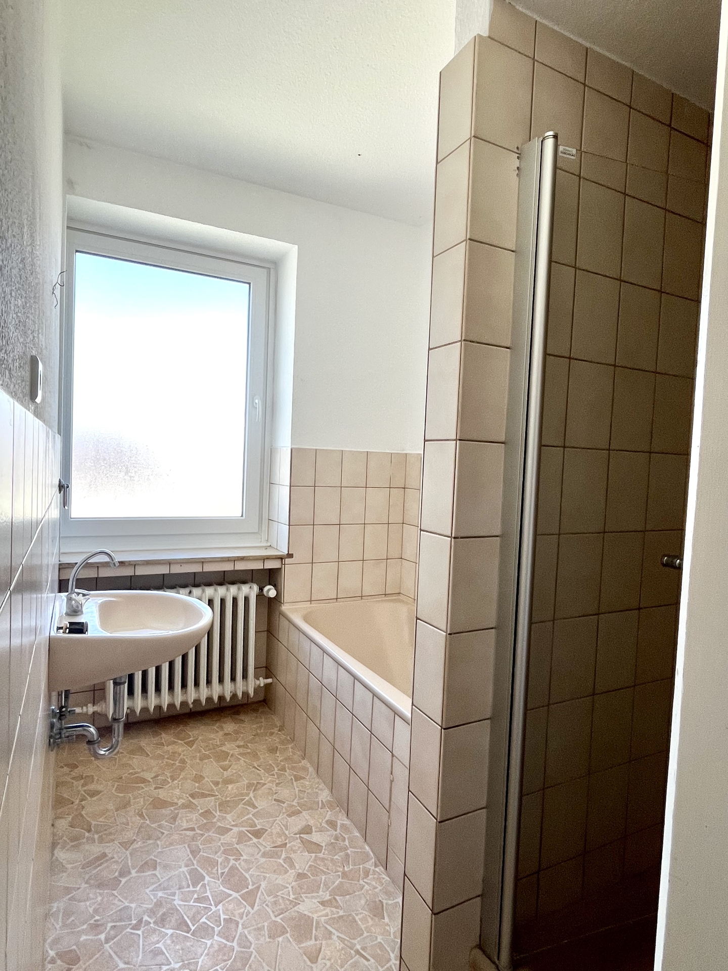 Tageslichtbad mit Dusche und Badewanne