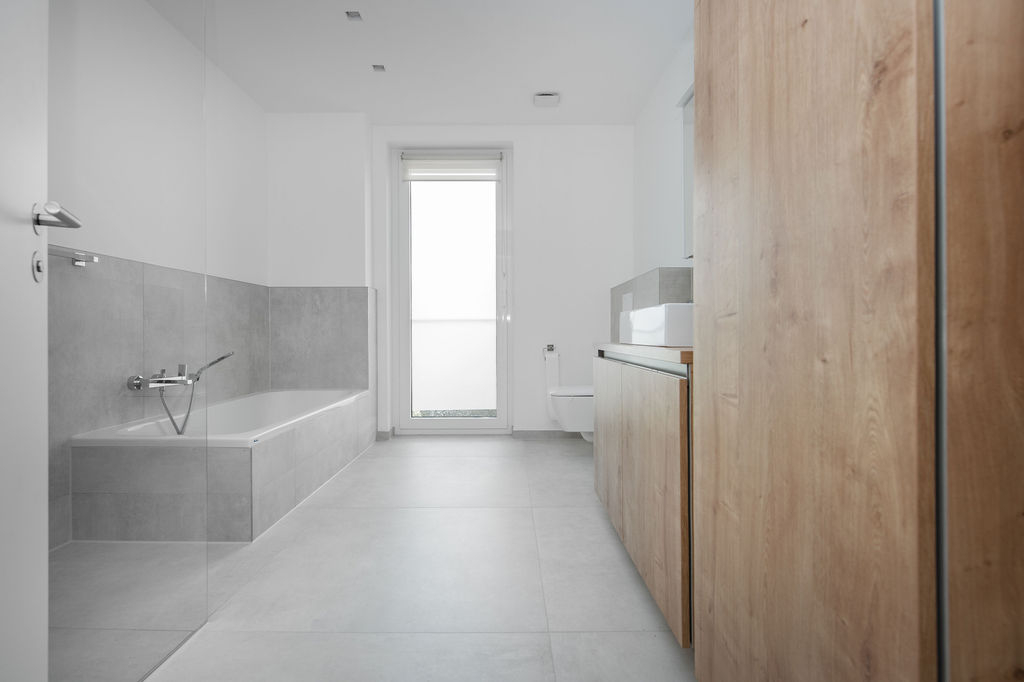 Tageslichtbad mit Dusche und Badewanne