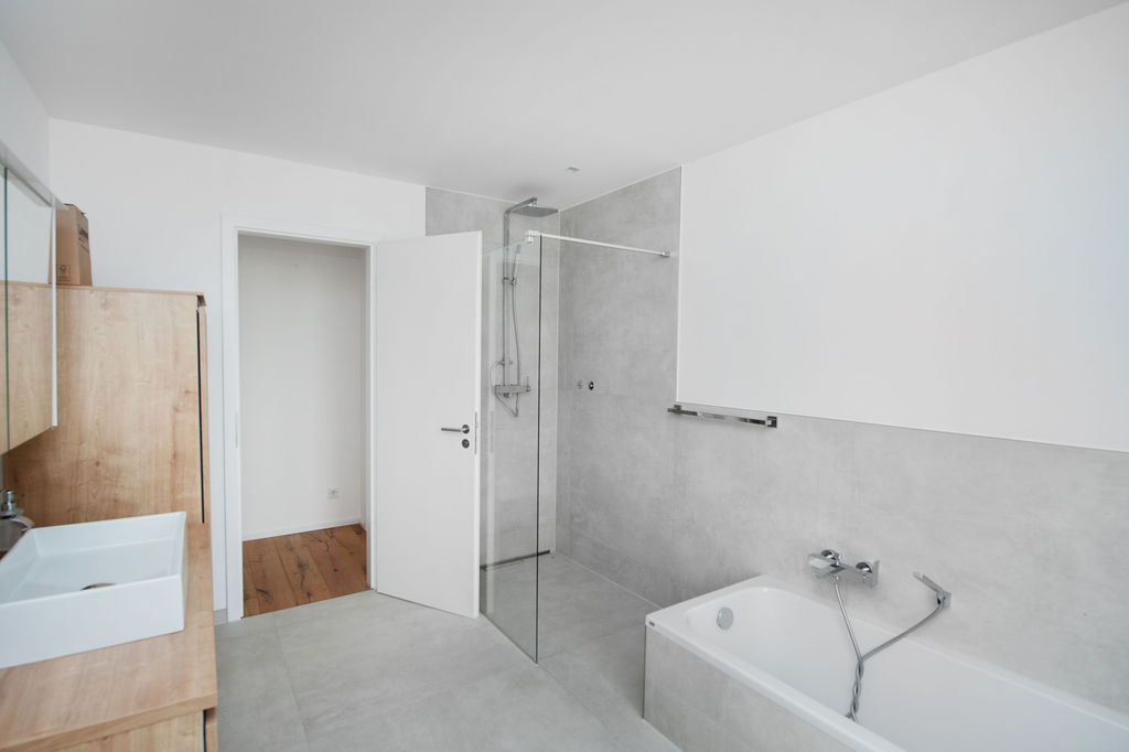 Tageslichtbad mit Dusche und Badewanne