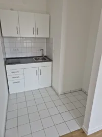 Pantryküche mit Platz für einen Kühlschrank daneben